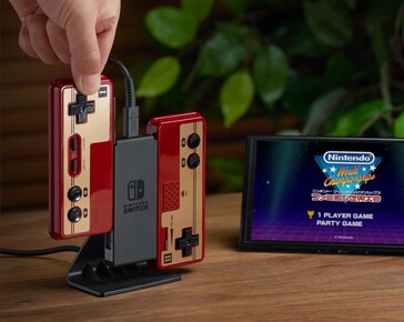 Los mandos inalámbricos Famicom utilizan los Joy-Con de Switch para recargarse. (Fuente de la imagen: Nintendo Japón en X)