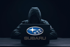 Un investigador de seguridad descubrió una vulnerabilidad que le permitía rastrear y controlar los coches Subaru. (Fuente de la imagen: logotipo de Subaru y Shutterstock, con modificaciones)