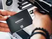 Un modder está transformando discos SSD algo antiguos en cartuchos de videojuegos.