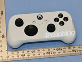 El nuevo mando Xbox de Microsoft tiene un factor de forma comparativamente achaparrado.