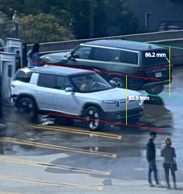 Las imágenes del supuesto Rivian R2 muestran diferencias muy pequeñas en las proporciones del vehículo, aunque las imágenes son de baja calidad y gran parte del R1S está oscurecida, lo que dificulta las comparaciones. (Fuente de la imagen: Reddit - editado)