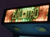 Logotipo de Balatro en una máquina recreativa