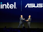 Los responsables de Intel y Asus riendo en la keynote de Computex. (Foto: Andreas Sebayang/Notebookcheck.com)