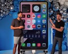 Los YouTubers DIY Perks y MrWhoseTheBoss han construido el iPhone 15 Pro Max más grande del mundo. (Fuente de la imagen: YouTube / MrWhoseTheBoss)