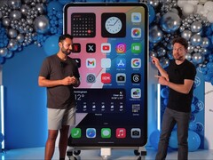 Los YouTubers DIY Perks y MrWhoseTheBoss han construido el iPhone 15 Pro Max más grande del mundo. (Fuente de la imagen: YouTube / MrWhoseTheBoss)