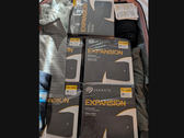 5 discos duros de sobremesa Seagate Expansion de 28 TB en una maleta