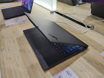 Lenovo ThinkPad X13 Gen 6: cubierta de pantalla plana (fuente de la imagen: Benjamin Herzig/Notebookcheck.com)