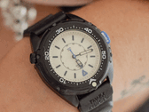 El Timex Intrepid x Dimepiece Blackout Edition presenta una caja de acero inoxidable negro, una esfera de color crema y detalles en morado