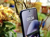El Motorola Moto G67 ofrece una gran pantalla AMOLED con buena fidelidad de color y 120 Hz.