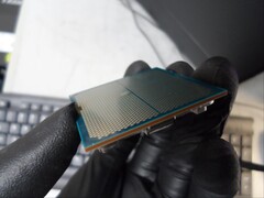 Un usuario de Reddit ha compartido imágenes que muestran su CPU 9800X3D &quot;explotada&quot; tras ejecutarla con una placa base MSI X870E Tomahawk WiFi. (Fuente de la imagen: Realistic_Age_718 vía Reddit)