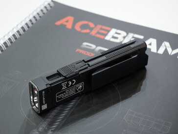 El Acebeam UC25 tiene un puerto USB y un clip para el cinturón (Fuente de la imagen: Andreas Sebayang/Notebookcheck.com)