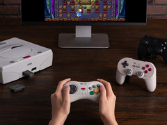 8BitDo ha decidido celebrar el 30 aniversario de la Sega Saturn con dos nuevos productos. (Fuente de la imagen: 8BitDo)