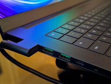 Sigue teniendo dos puertos USB-A, uno USB-C 3.2 y una toma de auriculares de 3,5 mm (Fuente de la imagen: Razer)