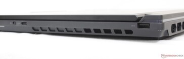 Lenovo Legion 9 - Derecha: Interruptor de apagado de la cámara, USB-C 3.2 Gen. 1, USB-A 3.2 Gen. 1