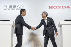 El Consejero Delegado de Nissan, Makoto Uchida, y el Consejero Delegado de Honda, Toshihiro Mibe. (Fuente de la imagen: Nissan)