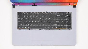 El teclado y el trackpad del portátil para juegos (Fuente de la imagen: PenBar)