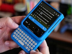 El teclado Clicks ya está disponible para determinados teléfonos de Android, incluida la serie Razr 2024 de Motorola. (fuente de la imagen: Clicks)