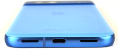 Lado inferior de la carcasa (altavoz, puerto USB, altavoz)