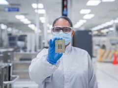 Intel informa de su éxito con las máquinas de litografía EUV High-NA de ASML. En la imagen: Un chip Intel Xeon. (Fuente de la imagen: Intel)