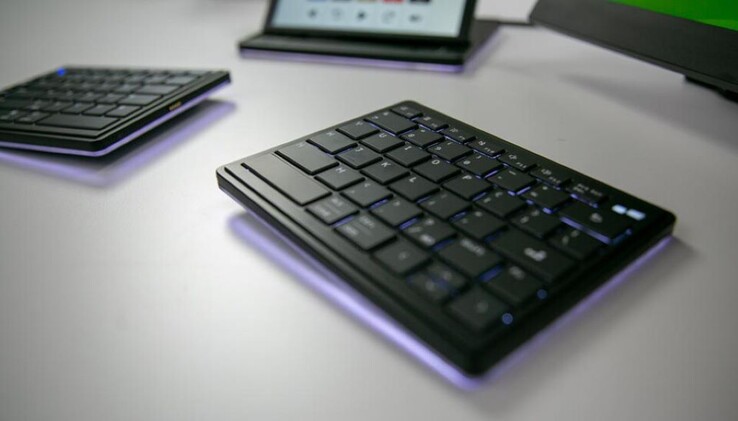 El Teclado Tetra tiene teclas iluminadas además de iluminación de acento alrededor del cuerpo. (Fuente de la imagen: Teclado Tetra en Kibidango)