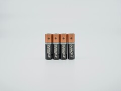 Investigadores chinos desarrollan una revolucionaria tecnología de rejuvenecimiento de baterías que prolonga su vida útil en un 600%. En la imagen: Un juego de pilas Duracell AA de consumo. (Fuente de la imagen: Claudio Schwarz, Unsplash)