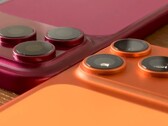 Una maqueta de plástico del iPhone 18 Pro Max en una comparación en paralelo con el iPhone 17 Pro Max y sus respectivas fundas.