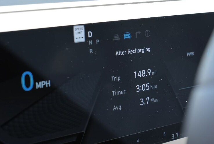 Al final del trayecto, el Ioniq 5 había bajado al 46% e indicaba una eficiencia de 3,7 millas/kWh. (Fuente de la imagen: TFLEV vía YouTube)