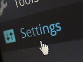 Primer plano de una pantalla que muestra una opción del menú Configuración y un puntero del ratón