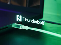 El ejecutivo de Lenovo afirma que &quot;aún es pronto&quot; para que los sistemas adopten ampliamente Thunderbolt 5 (Fuente de la imagen: Razer - editado)