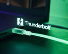 El ejecutivo de Lenovo afirma que "aún es pronto" para que los sistemas adopten ampliamente Thunderbolt 5 (Fuente de la imagen: Razer - editado)