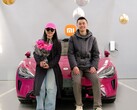 Esta joven pareja consiguió el Xiaomi SU7 número 200.000, optando por la opción especial de color rojo (Fuente de la imagen: Xiaomi)