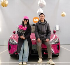 Esta joven pareja consiguió el Xiaomi SU7 número 200.000, optando por la opción especial de color rojo (Fuente de la imagen: Xiaomi)