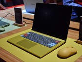 El Lenovo IdeaPad Vibe 14 en color «Spicy Gold» con teclas personalizadas.