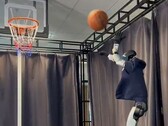 Robot humanoide Unitree G1 jugando al baloncesto (Fuente de la imagen: Yinhuai en X)