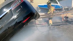 Bombero de Sacramento apagando un Tesla (imagen: SFD)