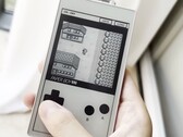 La tercera temporada de «The Paper Boy» emula juegos de Game Boy en una pantalla táctil E Ink.