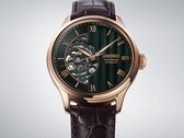 Primer plano de la esfera verde del Seiko Presage HCB007, en el que se aprecia su patrón geométrico texturizado, los índices con números romanos y el movimiento mecánico a la vista.