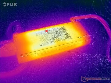 El adaptador de CA alcanza más de 47 C cuando funciona con cargas exigentes