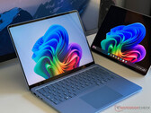 Se rumorea que el Surface Laptop 8 no contará con el chipset Snapdragon X2 más potente de Qualcomm, en la imagen del modelo actual.