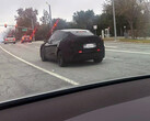 Tesla Model Y Juniper en pruebas con la barra de luces trasera encendida (Fuente de la imagen: TeslaDashCam/X)