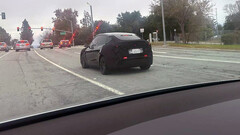 Tesla Model Y Juniper en pruebas con la barra de luces trasera encendida (Fuente de la imagen: TeslaDashCam/X)