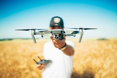 El rayo láser de los drones será lo suficientemente fuerte como para causar ceguera o vaporizar los materiales expuestos. (Fuente de la imagen: David Henrichs vía Unsplash)