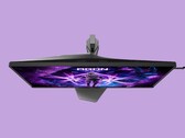 La imagen muestra el monitor para videojuegos AOC AG276UZ sobre un fondo morado. El monitor para videojuegos presenta un diseño muy orientado a los videojuegos, con iluminación RGB en la parte trasera.