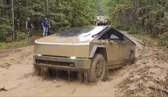 El Cybertruck de Tesla consiguió vencer un charco de barro relativamente problemático en su tercer intento. (Fuente de la imagen: Andrew Hodgdon vía Facebook)