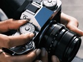 Según se informa, el sucesor de la Fujifilm X-T5 que aparece en la imagen se ha retrasado.