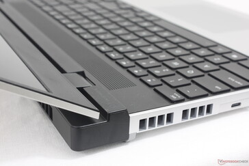 La tapa se abre hasta un ángulo máximo de 150 grados, mientras que la tapa del portátil 13.5 puede abrirse hasta los 180 grados