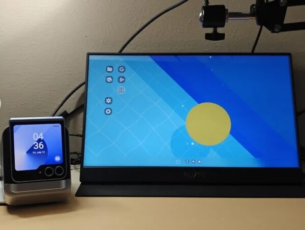 Una Galaxy Z Flip 6 conectada a un monitor externo con el ''modo escritorio forzado'' activado. (Fuente de la imagen: Android Authority)