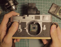 La Leica M2 puede transformarse en una cámara digital utilizando una Raspberry Pi. (Fuente de la imagen: Michael Suguitan)