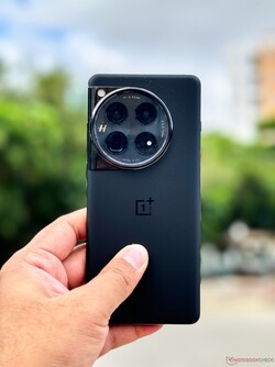 OnePlus 12 5G en negro sedoso