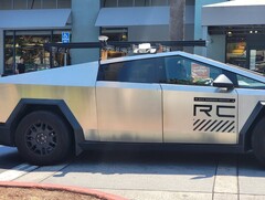 El prototipo de Tesla Cybertruck fue visto con una unidad LiDAR en el techo. (Fuente: @Frejkochmathews en X/Twitter)